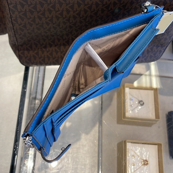 MICHAEL KORS
Jet Set Large Leather Smartphone Wristlet Wallet
Teal
NWT - Picture 11 of 16